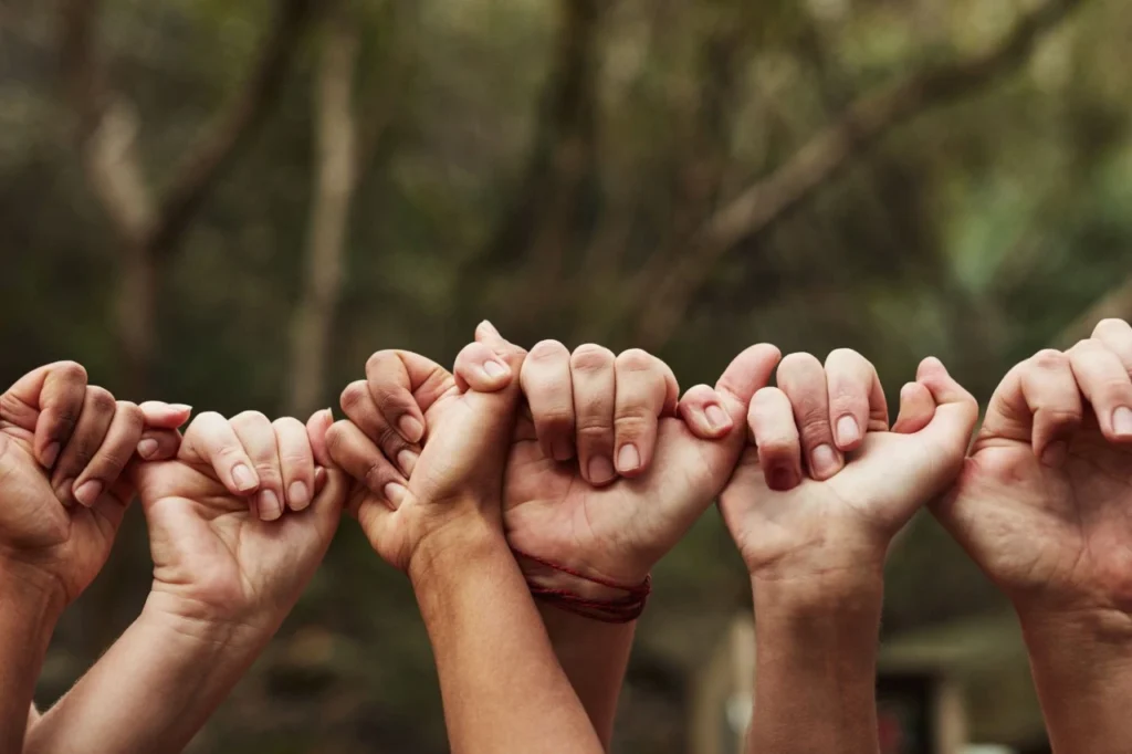 Manos unidas en señal de apoyo y solidaridad en un servicio funerario